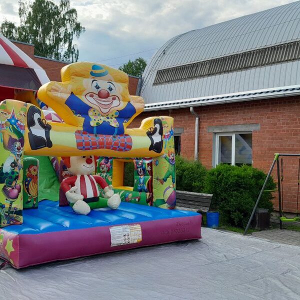 Brocēnos pie svinību telpas ZVĒRI