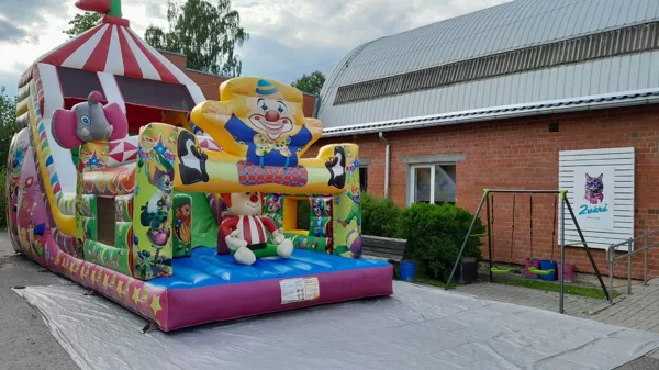 Brocēnos pie svinību telpas ZVĒRI