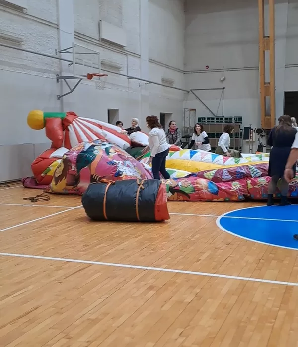 Un tagad laiks pieaugušajiem "lēkāt" pa atrakcijām